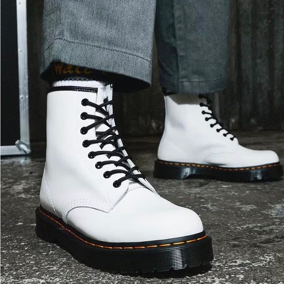 Dr. Martens Boots 🖤✨ - Picture 1 of 4